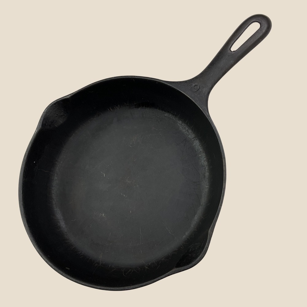 Vintage 8 Inch Cast Iron Skillet Round‎ Frying Pan Dual Spouts Unmarked S Mark